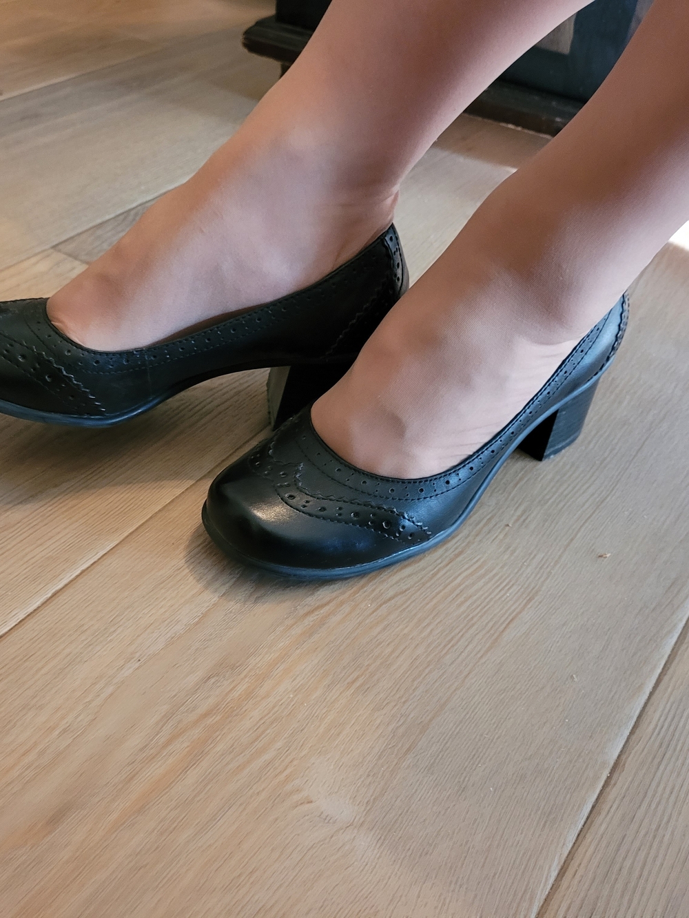 Hillard & Hanson Black Leather Block Heel Pumps